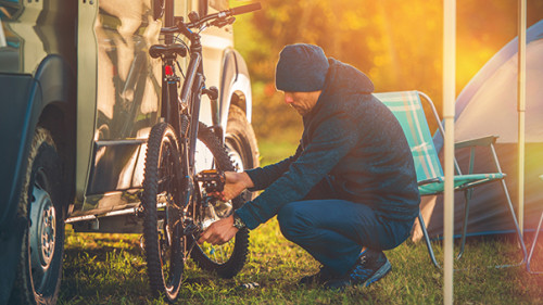 Mann-Fahrrad-Wohnmobil-127119293-AS-Tomasz-Zajda