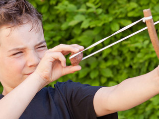 Junge-Steinschleuder-32286693-AS-Markus-Bormann