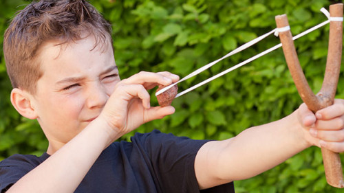 Junge-Steinschleuder-32286693-AS-Markus-Bormann