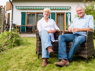 Paar-vor-Haus-84342192-AS-Kzenon