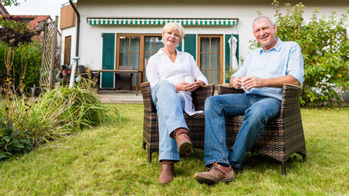 Paar-vor-Haus-84342192-AS-Kzenon