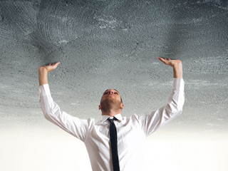 Anzugtraeger-unter-Druck-75382332-AS-alphaspirit