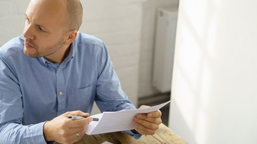 Mann-Brief-nachdenken-132239847-AS-contrastwerkstatt