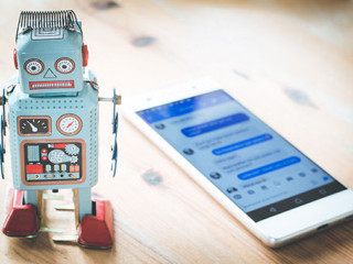 Roboter-Smartphone-144595171-AS-Patrick-Daxenbichler