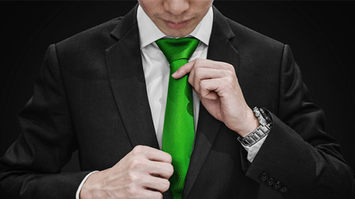 Anzugtraeger-gruene-Krawatte-195939783-AS-SasinParaksa