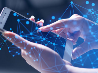 Smartphone-Haende-Netzwerk-242685849-AS-issaronow