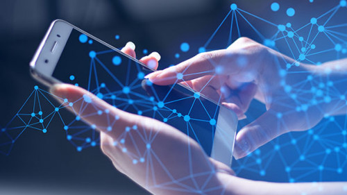 Smartphone-Haende-Netzwerk-242685849-AS-issaronow