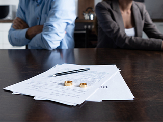 Paar-Ringe-Scheidung-293652831-AS-LIGHTFIELD-STUDIOS