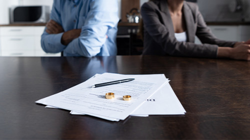 Paar-Ringe-Scheidung-293652831-AS-LIGHTFIELD-STUDIOS