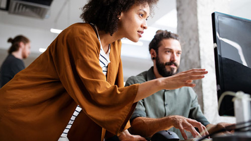 Buero-Kollegen-Computer-313059946-AS-NDABCREATIVITY