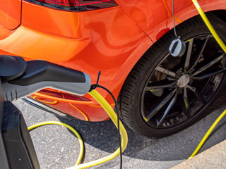 Ladesaeule-E-Auto-285442703-AS-Animaflora-PicsStock