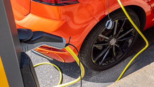 Ladesaeule-E-Auto-285442703-AS-Animaflora-PicsStock