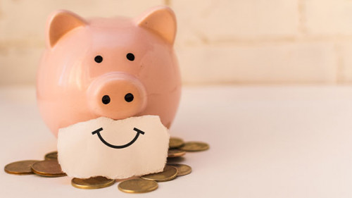 Sparschwein-Smile-Muenzen-242011509-AS-Mariia-Nazarova