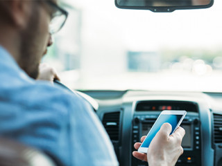 Fahrer-Smartphone-166347220-AS-NDABCREATIVITY