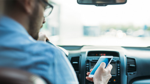 Fahrer-Smartphone-166347220-AS-NDABCREATIVITY