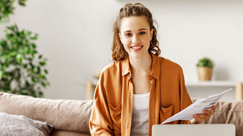 Frau-Laptop-Couch-335766953-AS-JenkoAtaman