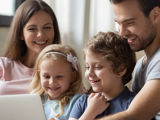 Familie-Laptop-297056806-AS-fizkes