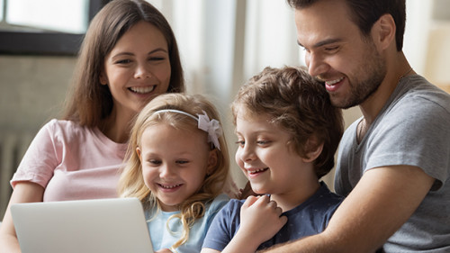 Familie-Laptop-297056806-AS-fizkes