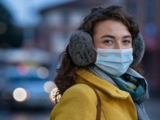 Frau-Maske-Laecheln-392019172-AS-Rido