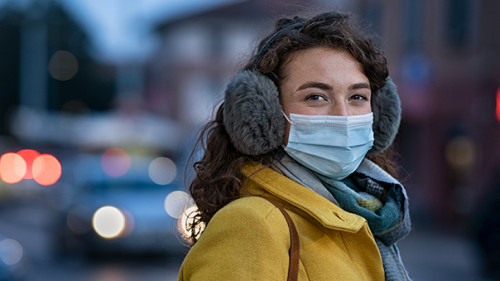 Frau-Maske-Laecheln-392019172-AS-Rido