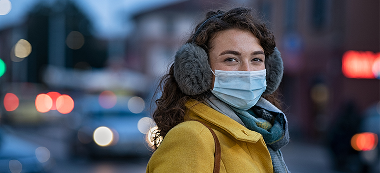 Frau-Maske-Laecheln-392019172-AS-Rido