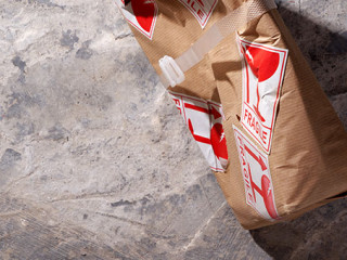 Paket-beschaedigt-369164650-AS-eskay-lim