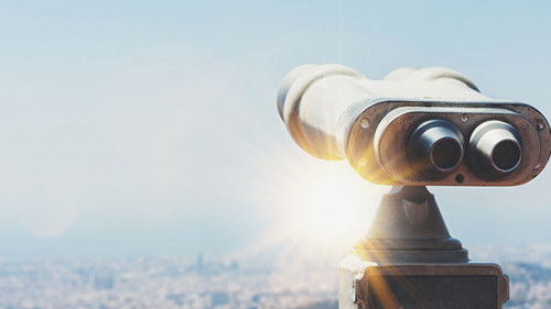 Fernglas-120770433-AS-Maria-Savenko