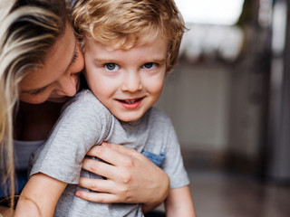 Mutter-Sohn-272429132-AS-Halfpoint