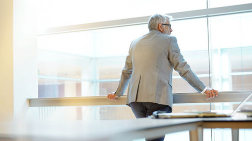 Anzugtraeger-Buero-282215472-AS-goodluz