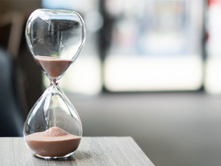 Sanduhr-330767379-AS-Jo-Panuwat-D