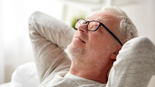 Mann-entspannt-123441120-AS-Syda-Productions