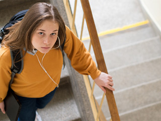 Maedchen-traurig-248457198-AS-andreaobzerova