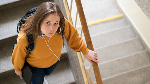 Maedchen-traurig-248457198-AS-andreaobzerova