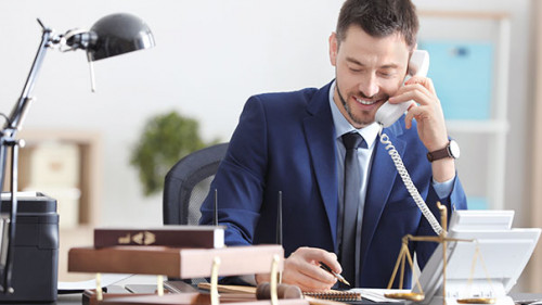 Anwalt-Telefon-185286714-AS-Africa-Studio