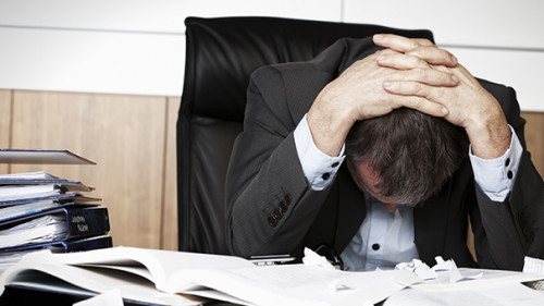 Anzugtraeger-verzweifelt-34374491-AS-lichtmeister