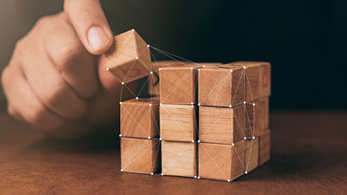 Hand-Wuerfel-221176623-AS-whyframeshot