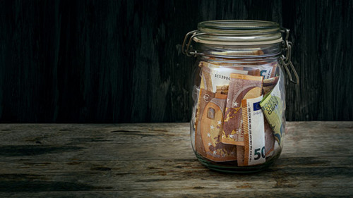 Einmachglas-Geldscheine-413199496-AS-Wirestock