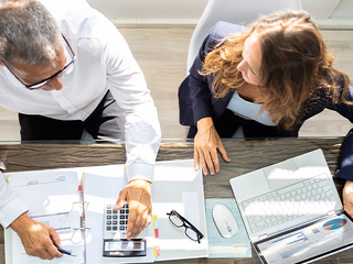 Mann-Frau-Papier-Taschenrechner-289579353-AS-Andrey-Popov