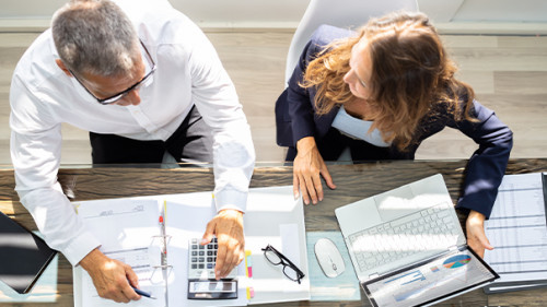 Mann-Frau-Papier-Taschenrechner-289579353-AS-Andrey-Popov