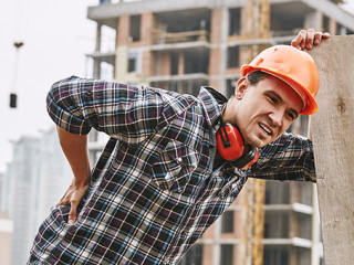 Arbeiter-erschoepft-261840191-AS-Friends-Stock