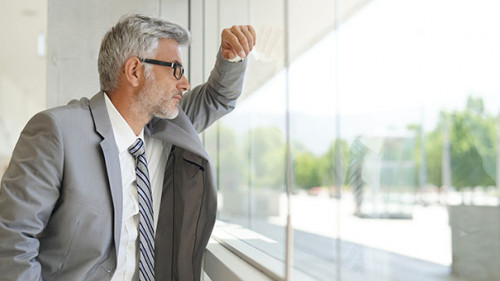 Anzugtraeger-Fenster-274873716-AS-goodluz