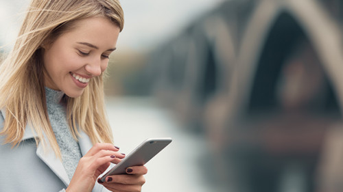 Frau-Smartphone-178656437-AS-yuriyzhuravov