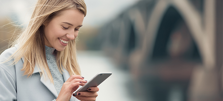 Frau-Smartphone-178656437-AS-yuriyzhuravov