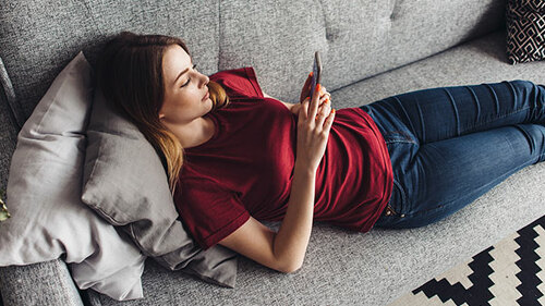 Frau-Sofa-Smartphone-193817239-AS-undrey