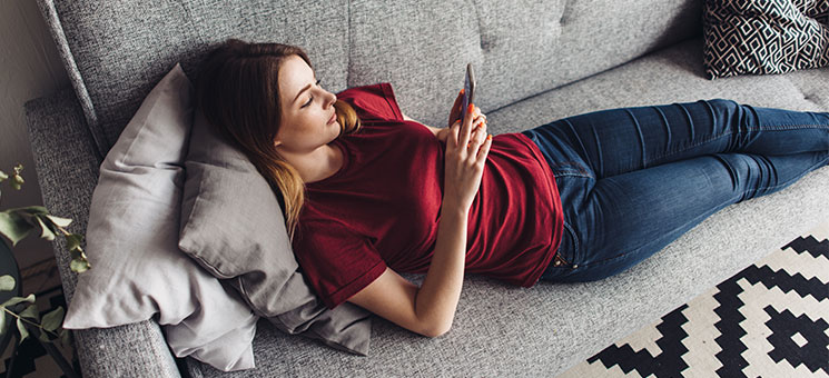Frau-Sofa-Smartphone-193817239-AS-undrey