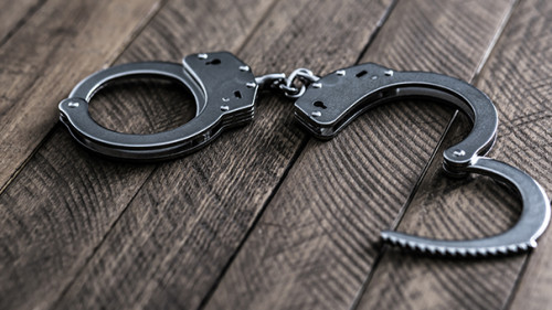 Handschellen-250258003-AS-Daniel