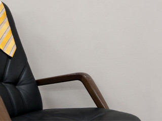 Buerostuhl-Krawatte-234384072-AS-Oleg