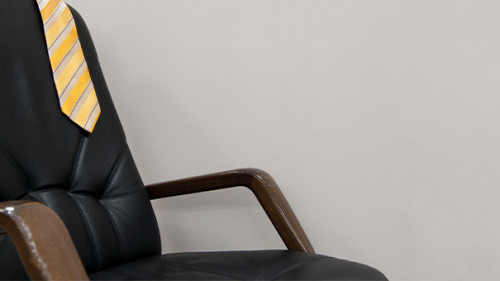 Buerostuhl-Krawatte-234384072-AS-Oleg