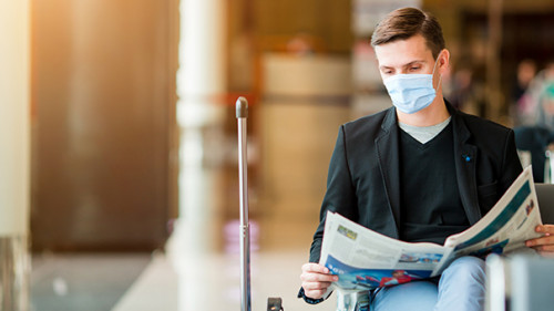 Mann-Flughafen-Maske-342175627-AS-travnikovstudio