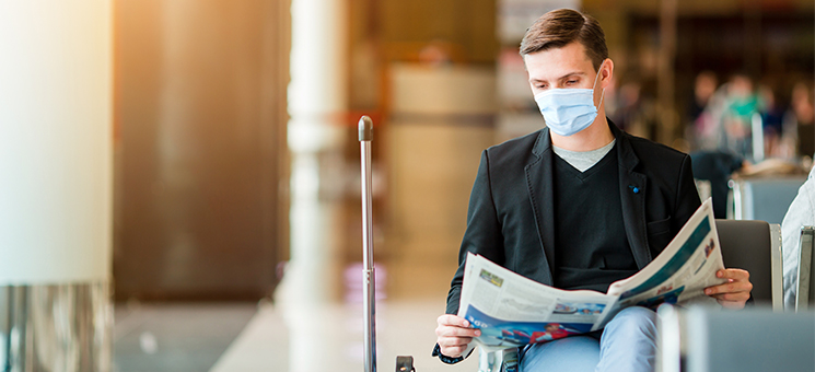Mann-Flughafen-Maske-342175627-AS-travnikovstudio